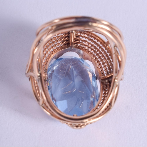 2147 - A VINTAGE GOLD AND AQUAMARINE RING. 9.1 grams. N/O.