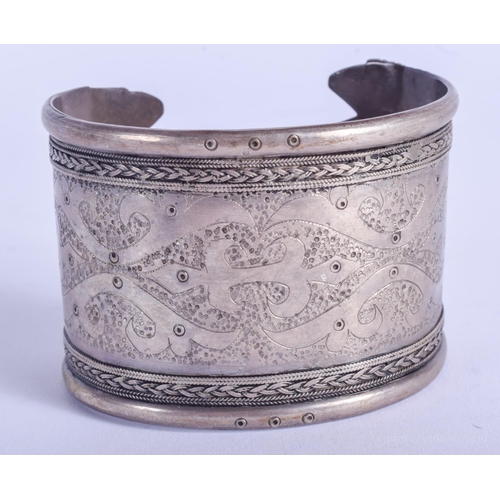 2162 - AN ANTIQUE TIBETAN SILVER CUFF BANGLE. 66 grams. 6.5 cm wide.