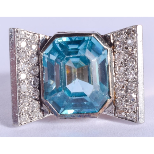 2167 - AN ART DECO GOLD AQUAMARINE AND DIAMOND RING. 17 grams. N. Aqua 1.2 cm x 1.5 cm.