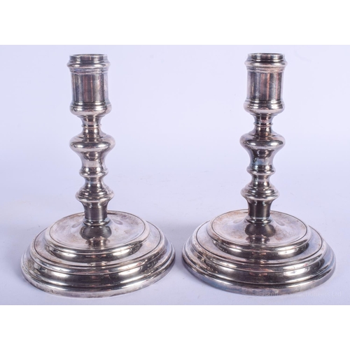 2187 - A STYLISH PAIR OF FRENCH CHRISTOFLE SILVER PLATED CANDLESTICKS. 18 cm high.