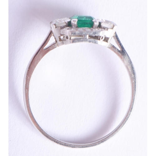 2204 - A FINE ART DECO PLATINUM EMERALD AND DIAMOND RING. 3.5 grams. O/P.