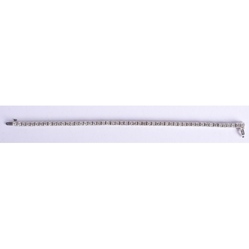 2219 - A FINE 18CT GOLD AND DIAMOND TENNIS BRACELET. 15.2 grams. 18 cm x 0.4 cm.