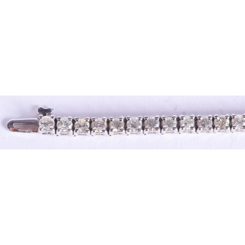 2219 - A FINE 18CT GOLD AND DIAMOND TENNIS BRACELET. 15.2 grams. 18 cm x 0.4 cm.