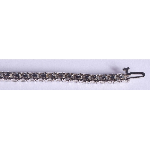 2219 - A FINE 18CT GOLD AND DIAMOND TENNIS BRACELET. 15.2 grams. 18 cm x 0.4 cm.