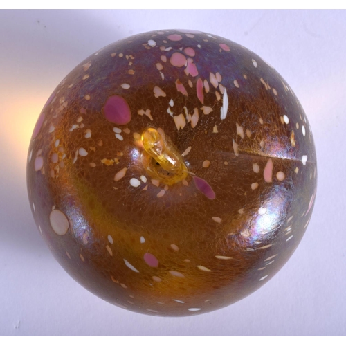 25 - A CHARMING EUROPEAN ART GLASS SPECKLED APPLE PAPERWEIGHT. 6.5 cm wide.