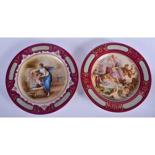 256 - A PAIR OF EARLY 20TH CENTURY VIENNA PORCELAIN PLATES painted with classical scenes. 23 cm diameter.