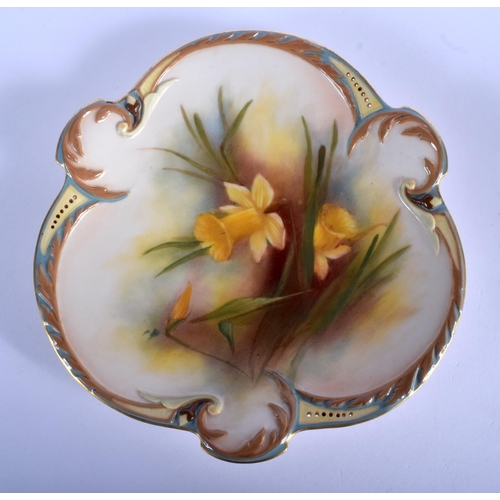 263 - Late 19th c. Hadley Worcester shaped plate finely painted with daffodils 22cm wide