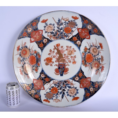 1323 - A LARGE 18TH CENTURY JAPANESE EDO PERIOD IMARI CHARGER painted with urns and floral sprays. 45 cm di... 