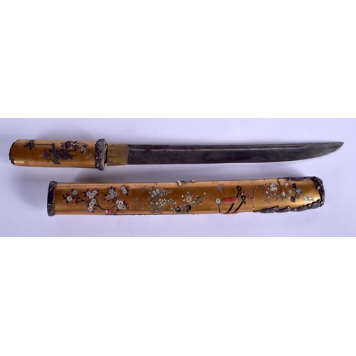 1340 - A FINE 19TH CENTURY JAPANESE MEIJI PERIOD GOLD LACQUER INLAID SHIBAYAMA TANTO KOSHIRAE the blade of ... 