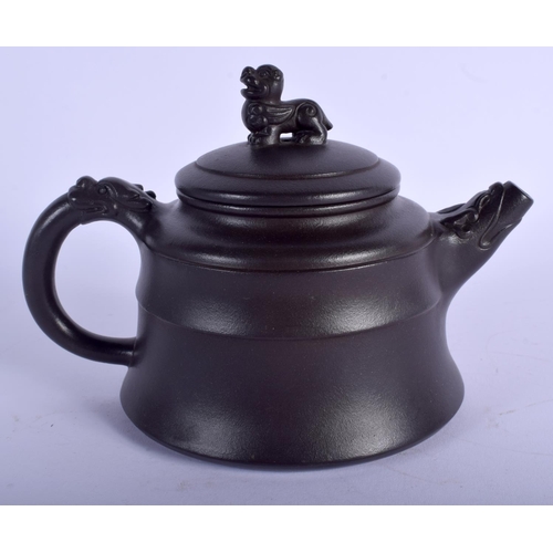 1147 - A CHINESE YIXING POTTERY TEAPOT AND COVER 20th Century, with Buddhistic lion terminal. 16 cm wide.