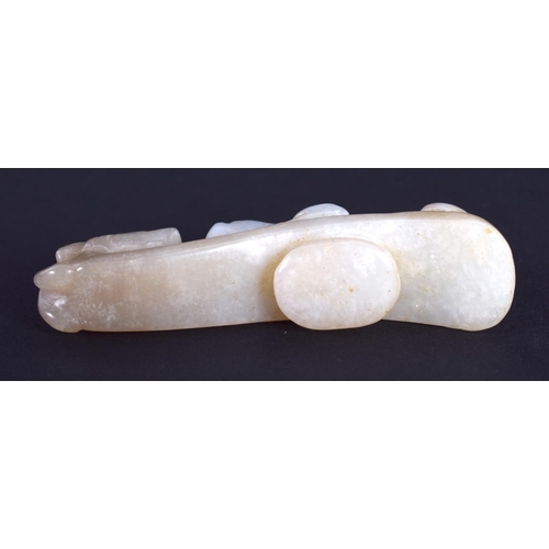 1261 - AN EARLY 20TH CENTURY CHINESE CARVED GREY JADE BELT HOOK Late Qing/Republic. 5.25 cm long.