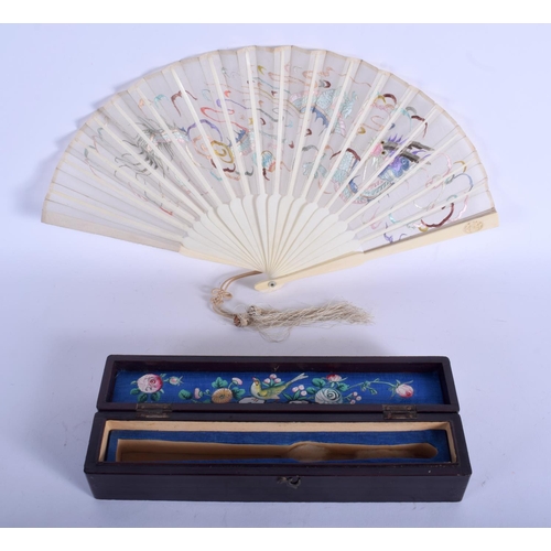 1354 - A LATE 19TH CENTURY CHINESE CARVED IVORY AND SILK FAN Late Qing/Republic. 40 cm wide extended.