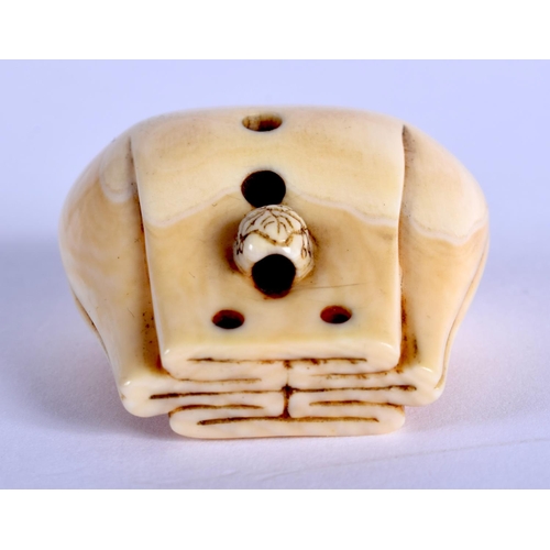 1381 - AN 18TH CENTURY JAPANESE EDO PERIOD CARVED IVORY NETSUKE in the form of a clenched sack. 3 cm x 2.75... 