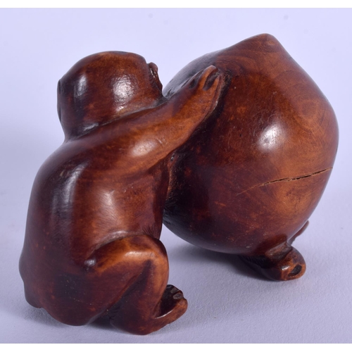 1426 - A CONTEMPORARY JAPANESE BOXWOOD OKIMONO modelled as a monkey and peach. 5.5 cm wide.