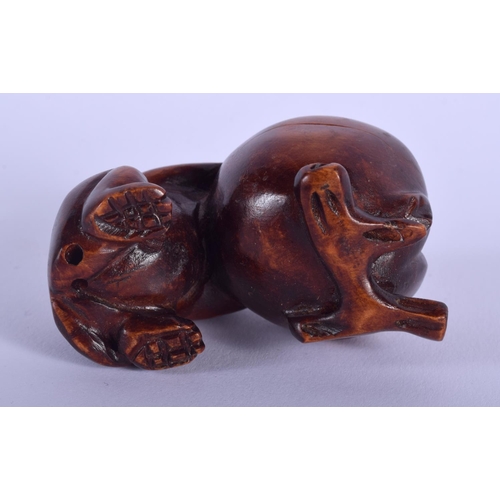 1426 - A CONTEMPORARY JAPANESE BOXWOOD OKIMONO modelled as a monkey and peach. 5.5 cm wide.