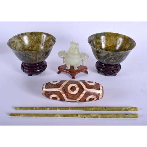 1662 - AN EARLY 20TH CENTURY CHINESE CARVED JADE MINIATURE CENSER Late Qing, together with an agate type be... 