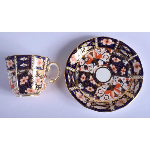 188 - A BOXED ROYAL CROWN DERBY IMARI SET OF CUPS AND SAUCERS. (12)