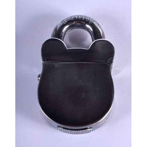 2107 - A SILVER PADLOCK VESTA CASE. 4 cm x 5 cm.