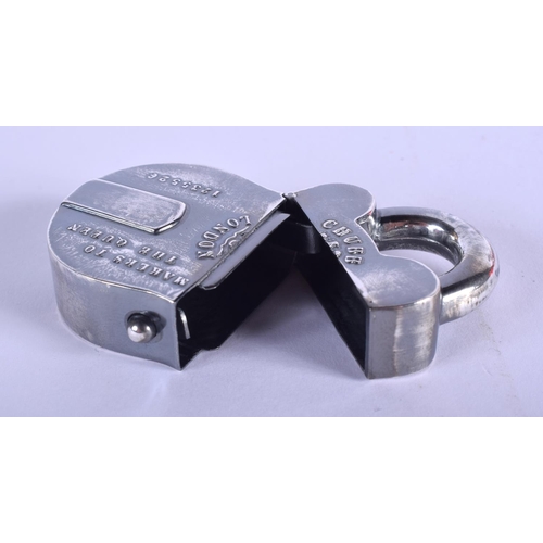 2107 - A SILVER PADLOCK VESTA CASE. 4 cm x 5 cm.