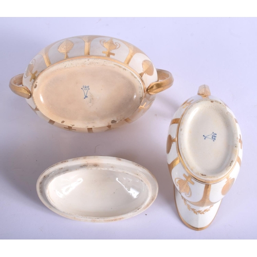 211 - Early 19th c. Minton pattern 238 part service, two saucer shaped dish, a cream jug, sucrier and cove... 