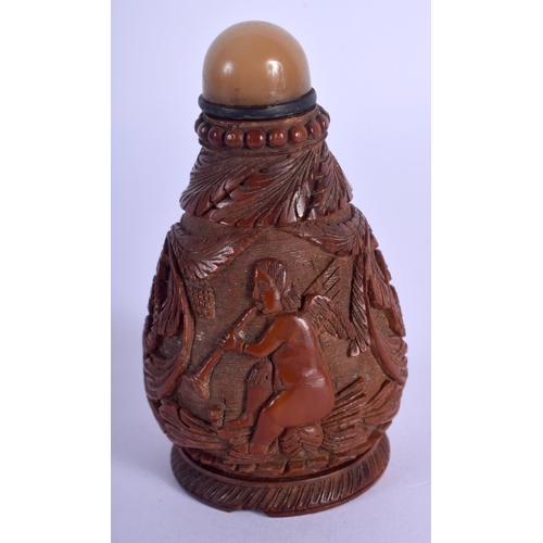 2139 - AN 18TH/19TH CENTURY CONTINENTAL CARVED COQUILLA NUT SNUFF BOTTLE. 7.75 cm high.