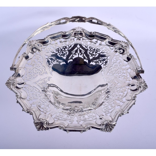 2194 - A SILVER CAKE BASKET by William Hutton & Sons Ltd. London 1901. 659 grams. 27 cm wide.