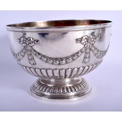 2195 - A SILVER BOWL. London 1900. 388 grams. 16 cm diameter.