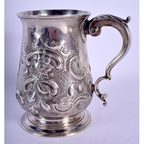 2227 - A GEORGE III SILVER MUG by John Lambe. London 1784. 318 grams. 14 cm high.