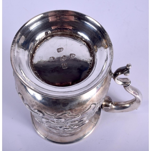 2227 - A GEORGE III SILVER MUG by John Lambe. London 1784. 318 grams. 14 cm high.