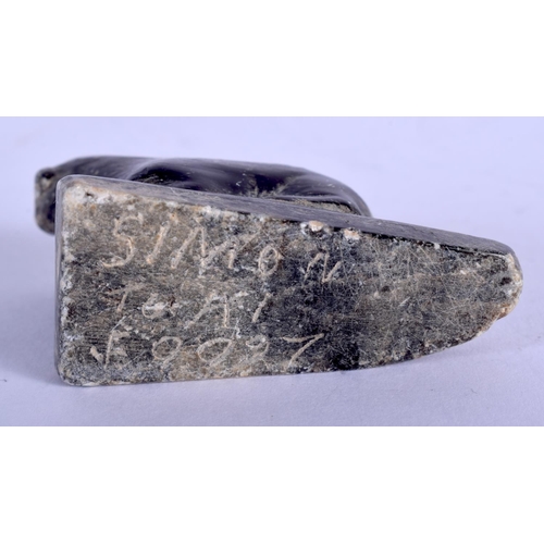 2236 - A NORTH AMERICAN INUIT CARVED STONE SEAL. 3.25 cm wide.