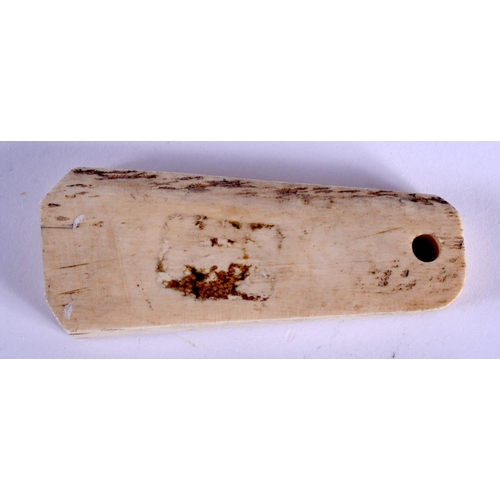 2238 - A 17TH/18TH CENTURY CONTINENTAL CARVED IVORY TABLET possibly tribal or Inuit. 6.5 cm x 2.5 cm.