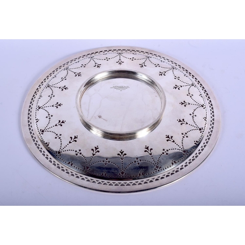 2258 - A LARGE TIFFANY & CO SILVER TRAY. 570 grams. 24.5 cm diameter.