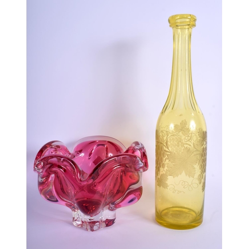 23 - AN EARLY 20TH CENTURY YELLOW GLASS NARROW DECANTER BOTTLE together with a Murano style art glass bow... 