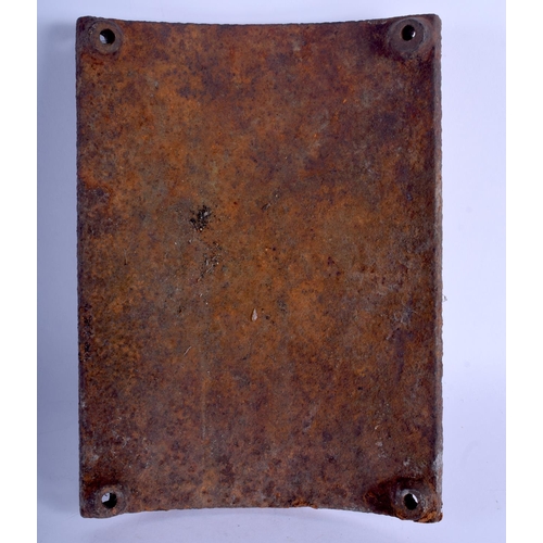 2326 - AN ANTIQUE STONE THROWING PROSECUTION IRON PLAQUE. 20 cm x 15 cm.