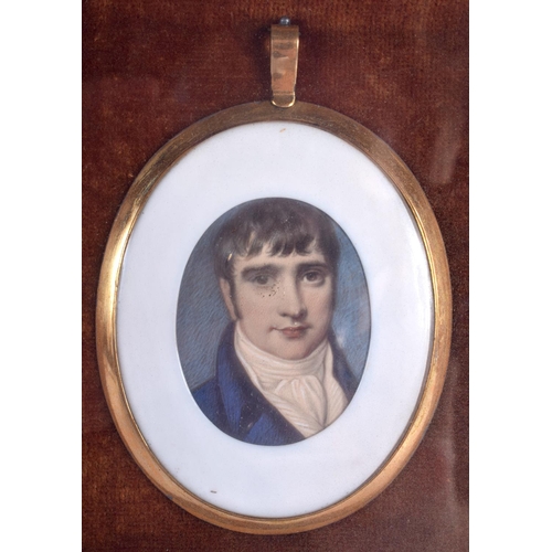 2342 - A LOVELY EARLY 19TH CENTURY YELLOW METAL CASED IVORY PORTRAIT MINIATURE depicting a handsome male in... 