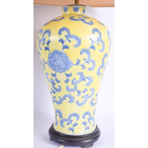 2384 - A LARGE CHINESE BLUE AND WHITE PORCELAIN VASE 20th Century, together with an oak stick. 39 cm x 32 c... 