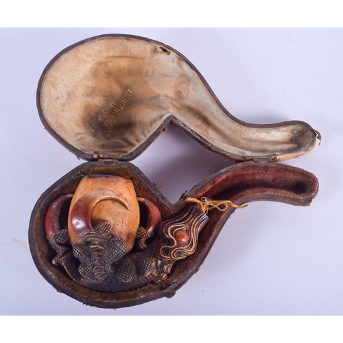 2408 - A LARGE 19TH CENTURY EUROPEAN CARVED MEERSCHAUM CLAW PIPE. 7 cm x 6 cm.