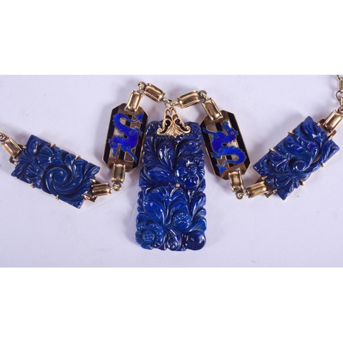 2446 - A STYLISH 14CT GOLD ENAMEL AND LAPIS LAZULI NECKLACE painted with dragons. 24.1 grams. 40 cm long.