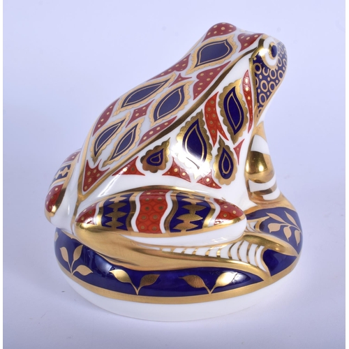 362 - Royal Crown Derby paperweight of a Frog. 8cm high