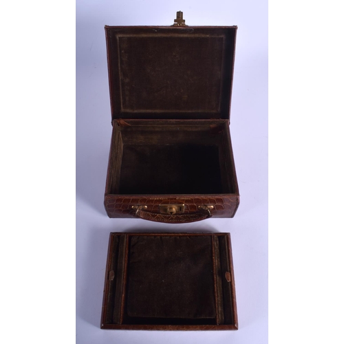 424 - AN ANTIQUE SCOTTISH LEATHER JEWELLERY BOX. 20 cm x 14 cm.