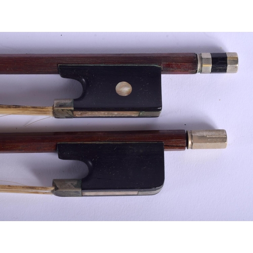 427 - AN ANTIQUE TWO PIECE BACK VIOLIN with animal terminal, together with two bows. 59 cm long.