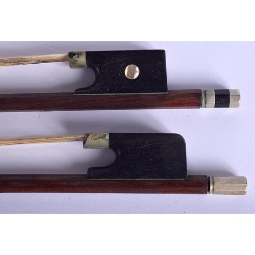 427 - AN ANTIQUE TWO PIECE BACK VIOLIN with animal terminal, together with two bows. 59 cm long.