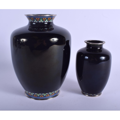 1052 - AN EARLY 20TH CENTURY JAPANESE MEIJI PERIOD ANDO CLOISONNE VASE together with a matching smaller vas... 