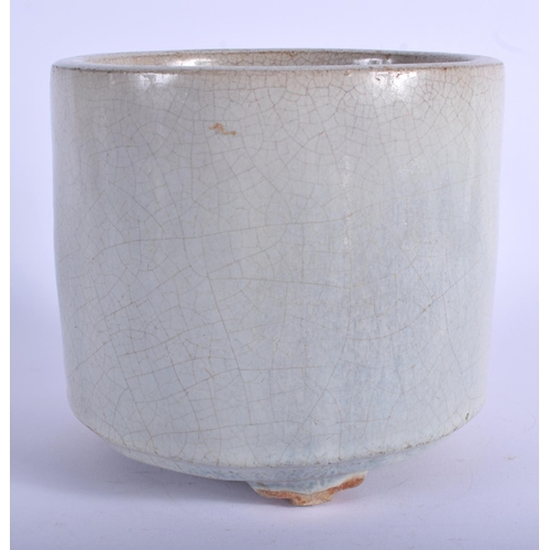 1093 - A 19TH CENTURY CHINESE CELADON CENSER Qing, ge type form. 13 cm x 15 cm.