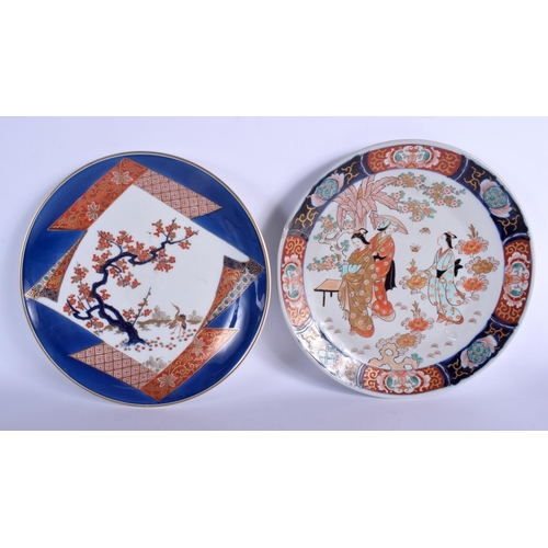 1125 - A LARGE PAIR OF 19TH CENTURY JAPANESE MEIJI PERIOD IMARI DISHES painted with foliage. 30 cm diameter... 