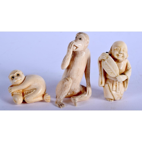 1135 - AN EARLY 20TH CENTURY JAPANESE MEIJI PERIOD CARVED IVORY NETSUKE together with two others. Largest 5... 