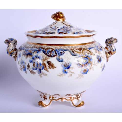 51 - AN EARLY 19TH CENTURY SPODE SUCRIER AND COVER together with a pearlware dish. Largest 17 cm x 17 cm.... 