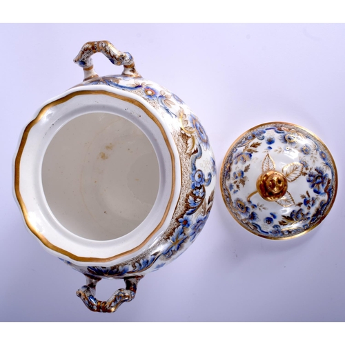 51 - AN EARLY 19TH CENTURY SPODE SUCRIER AND COVER together with a pearlware dish. Largest 17 cm x 17 cm.... 