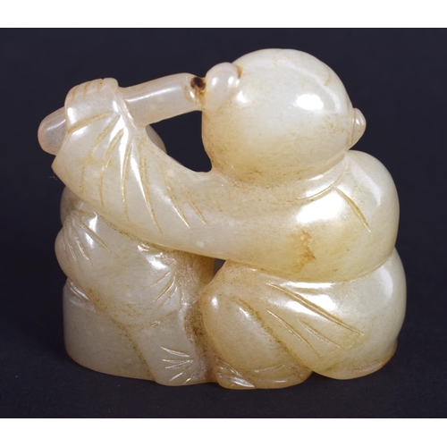 1255 - A CHINESE CARVED GREEN JADE FIGURE OF TWO BOYS 20th Century. 3.5 cm x 3.5 cm.