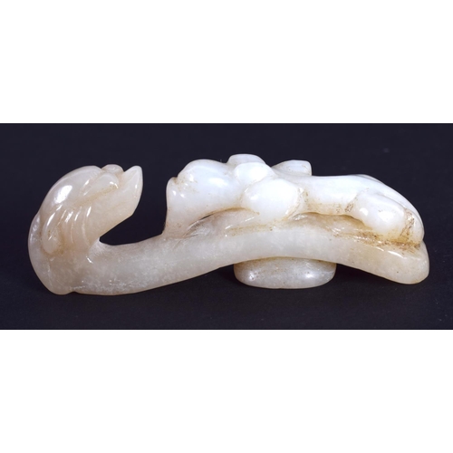 1261 - AN EARLY 20TH CENTURY CHINESE CARVED GREY JADE BELT HOOK Late Qing/Republic. 5.25 cm long.